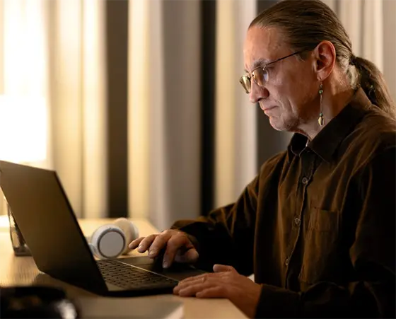 Usuario investigando plataformas de casino en línea